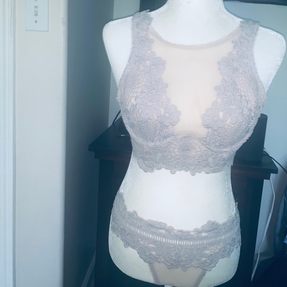 Lingerie - Picture 1 of 4